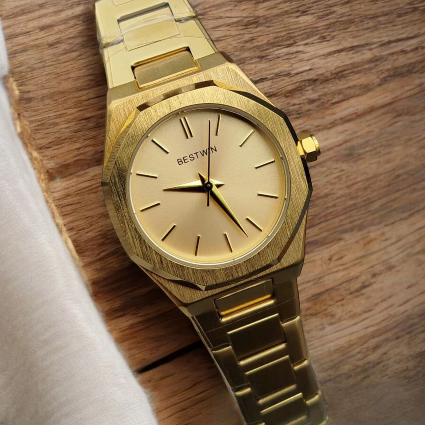 BESTWIN Watch – Elegant & Functional Quartz Golden Wristwatch